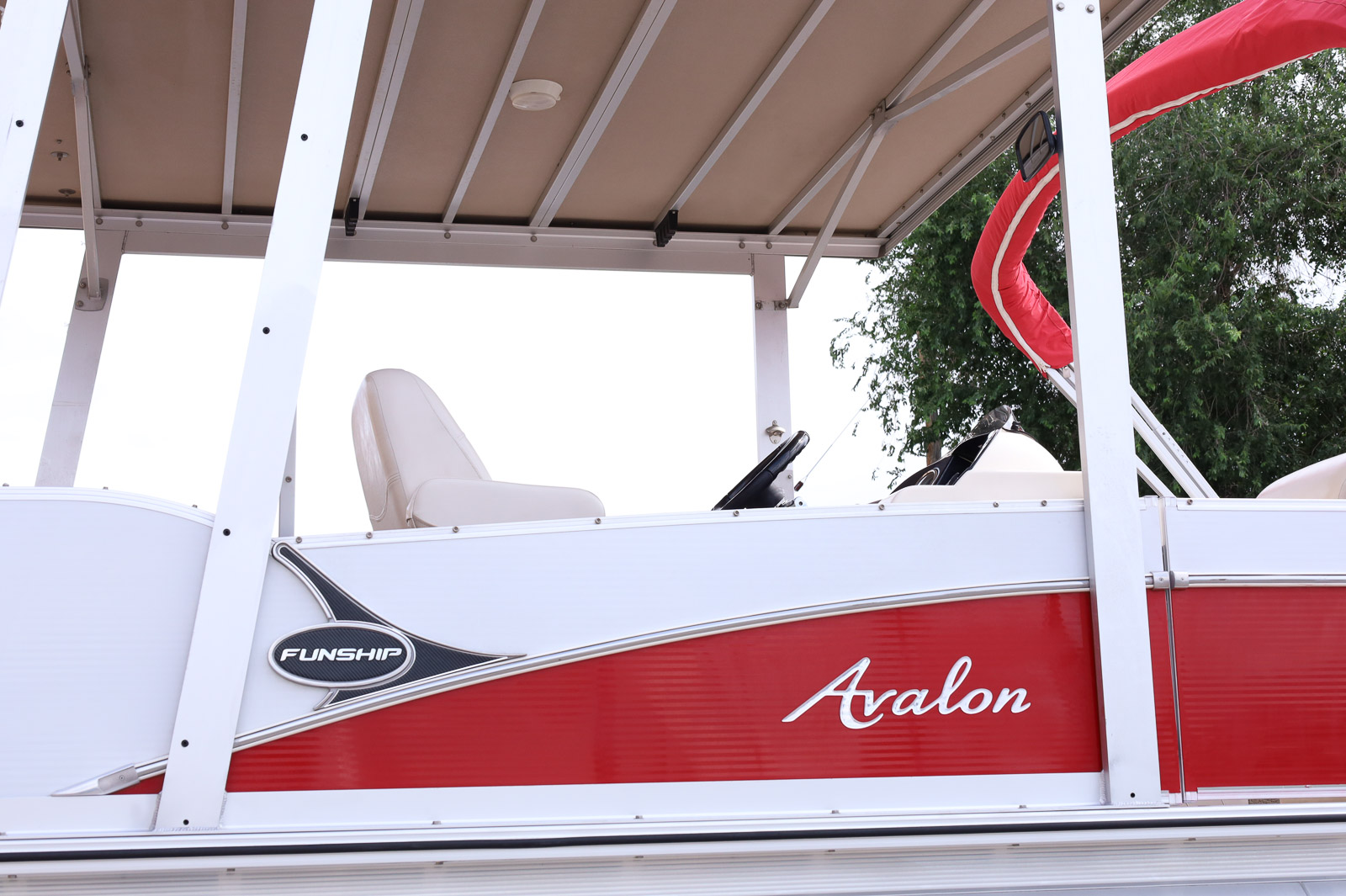 Pre-Owned 2015 Avalon Paradise Funship 2685fs